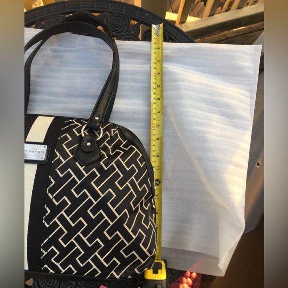 Large TOMMY HILFIGER Dome Satchel - Picture 7 of 9